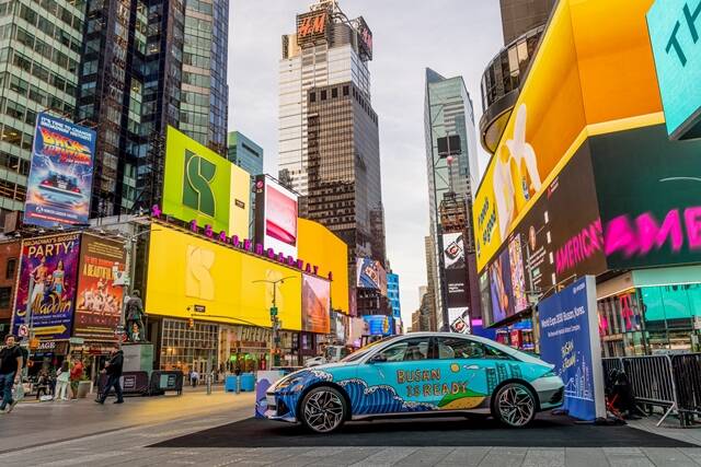 현대차그룹이 미국 뉴욕 타임스퀘어에서 2030 부산 세계박람회 유치를 지원하려고 아트카를 전시했다. /현대자동차그룹