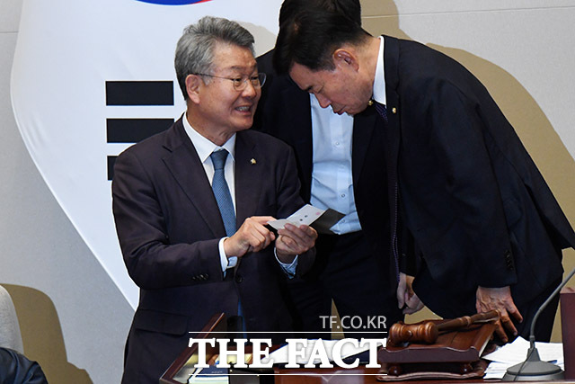 논란이 된 투표용지 확인하는 김회재 더불어민주당 의원(왼쪽)과 김진표 국회의장.