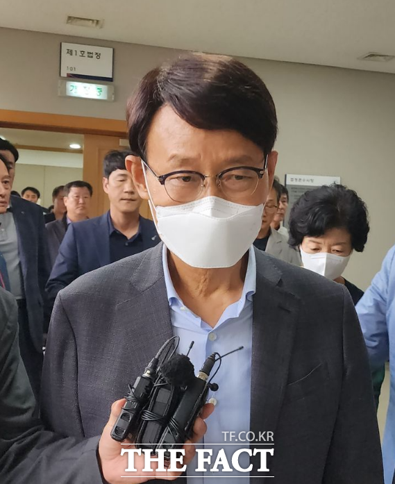 공직선거법 위반 혐의로 기소된 박남서 영주시장이 21일 재판을 마친 뒤 법정을 나서고 있다./안동=김은경기자