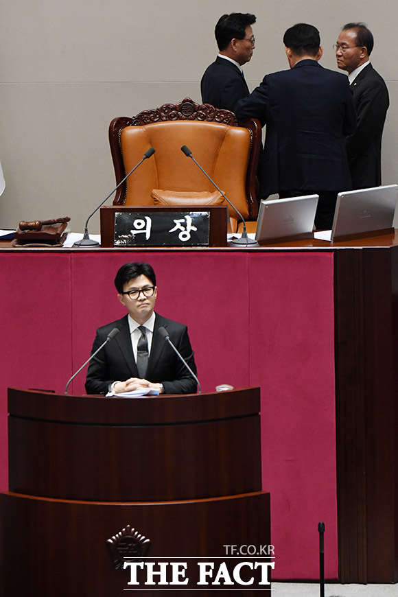 이후 여야 의원들의 고성이 오가자, 교섭단체 원내대표와 대화 나누는 김진표 국회의장.