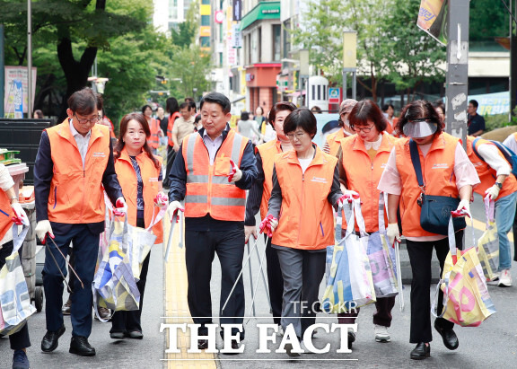 대전 서구 갤러리아 타임월드 일원에서 열린 추석맞이 플로깅 캠페인 / 대전 서구