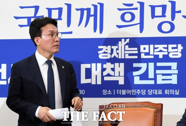 친명계로 분류되는 3선의 김민석 더불어민주당 의원이 24일 원내대표 출마를 선언하며 민주주의, 민생, 평화의 위기다. 민주당도 위기다. 윤석열 검찰 독재의 무능한 폭정과 야당분열 공작 때문이라며 폭정을 막고 민생을 살리고 이재명 대표를 지키고 선명하고 강력한 민주당을 재정립해야 한다고 밝혔다. /더팩트 DB