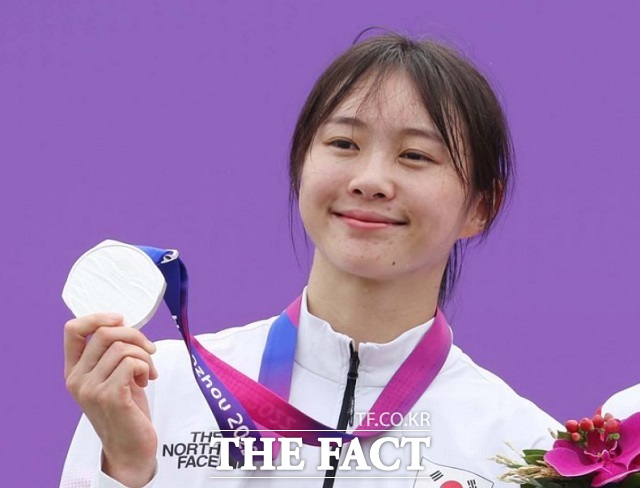 24일(현지시간) 중국 항저우 푸양 인후 스포츠센터에서 열린 근대5종 개인전 한국 여자 국가대표 김선우가 은메달을 차지, 메달을 들어보이고 있다. 김선우는 항저우 아시안게임 첫 메달을 획득했다. /항저우=뉴시스