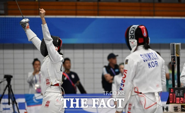 한국 근대5종 여자부 김선우(오른쪽) 선수가 24일 2022 항저우 아시안게임 한국 대표팀에 첫 은메달을 안겼다. 근대5종은 한 선수가 펜싱, 수영, 승마, 레이저런(육상+사격 복합 경기)을 모두 소화하는 경기다. /뉴시스