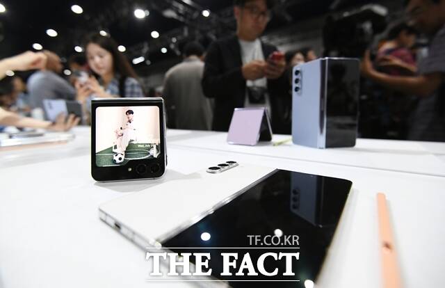 삼성전자는 지난 2019년 첫 폴더블 스마트폰 갤럭시Z폴드를 출시한 이후 꾸준히 제품을 공개해왔다. 사진 속 제품은 올해 8월 갤럭시 언팩을 통해 공개된 갤럭시Z플립5와 갤럭시Z폴드5의 모습. /박헌우 기자