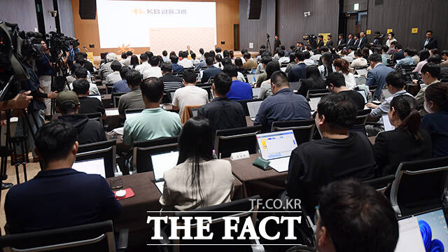 윤종규 회장은 차기 거취와 관련 아직 결정하지 않았다고 밝혔다. /서예원 인턴기자