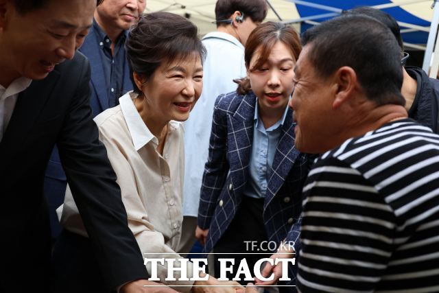 25일 박근혜 전 대통령이 대구 달성군 현풍시장을 방문해 장을 보고 있다. / 대구 = 박성원 기자
