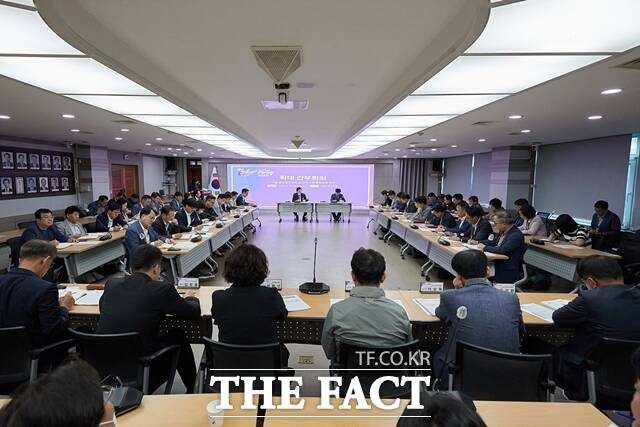 충남 아산시가 내년도 최대 500억원 규모의 세수부족이 예측됨에 따라 긴축재정을 예고했다. 25일 진행된 확대간부회의 모습. / 아산시