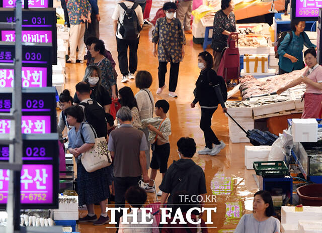 추석 연휴를 사흘 앞둔 지난달 25일 서울 노량진 수산시장을 찾은 시민들이 판매장을 둘러보고 있다.