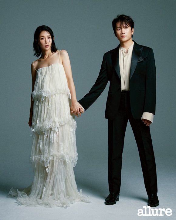 결혼 10주년을 맞은 배우 이보영(왼쪽) 지성 부부가 서로를 향한 여전한 애정을 과시했다. /얼루어 코리아