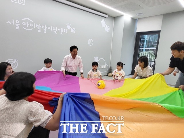 오세훈 서울시장이 올 6월 8일 서울아이발달지원센터 집단활동실에서 아이들과 공놀이를 하는 모습. /김해인 기자