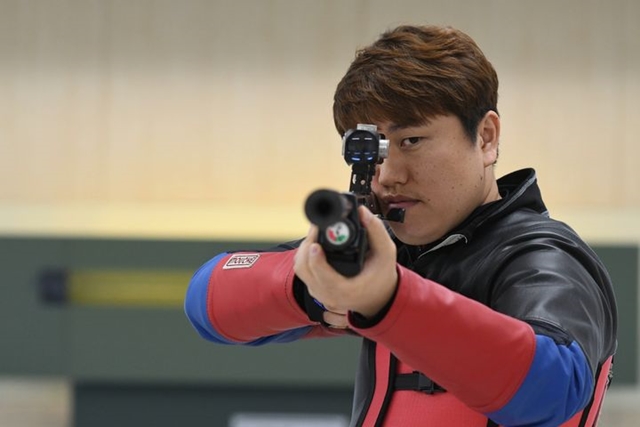 한국 사격 대표팀이 26일 중국 항저우 인후 스포츠센터에서 열린 10m 러닝타깃 혼합 단체전에서 금메달을 획득했다. 사진은 정유진. /대한사격연맹