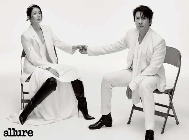 배우 이보영(왼쪽)이 패션 매거진 얼루어와 진행한 인터뷰에서 지성은 가족을 젱리 중요한 가치로 두는 단단한 사람이라고 말했다. /얼루어 코리아