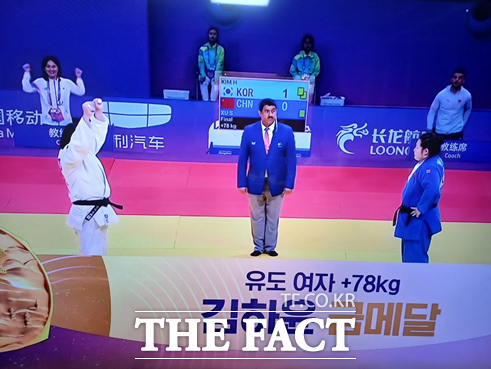 김하윤이 항저우 아시안게임 한국 유도 대표팀의 첫 금메달 확보에 성공했다. 결승전에서 중국 쉬스옌을 꺾고 승리를 거뒀다. /MBC TV캡처