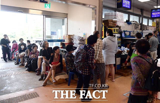 노량진 수산시장을 찾은 시민들이 한 판매장에서 꽃게를 구매하기 위해 줄지어 기다리고 있다.