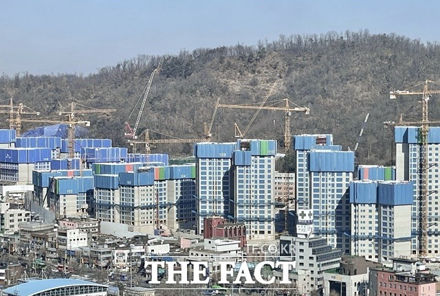 정부가 주택공급 활성화를 위해 민간 건설사의 금융지원을 강화하기로 했다. 서울의 한 아파트 건설현장 모습. /더팩트DB