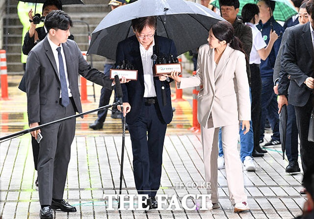 백현동 개발 특혜와 쌍방울 대북 송금 의혹을 받는 이재명 더불어민주당 대표가 26일 오전 서울 서초구 서울중앙지방법원에서 열린 구속 전 피의자 심문(영장실질심사)을 받기 위해 출석하고 있다. /박헌우 기자