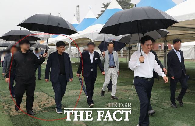이동원 한국정신문화재단 대표이사에게 한 남성이 우산을 씌워주고 있다./안동=김채은 기자
