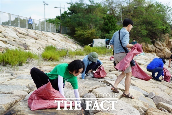 지구세탁실의 첫 활동은 9월 초 인천 영종도에서 했던 줍깅이었다. 활동 소감을 물었다. 바닷가 인근에서 나온 쓰레기는 과자 봉투부터 이불, 심지어는 주사기까지 종류가 다양했다고 했다. 사진은 영종도 줍깅 당시 사진. /지구세탁소 제공
