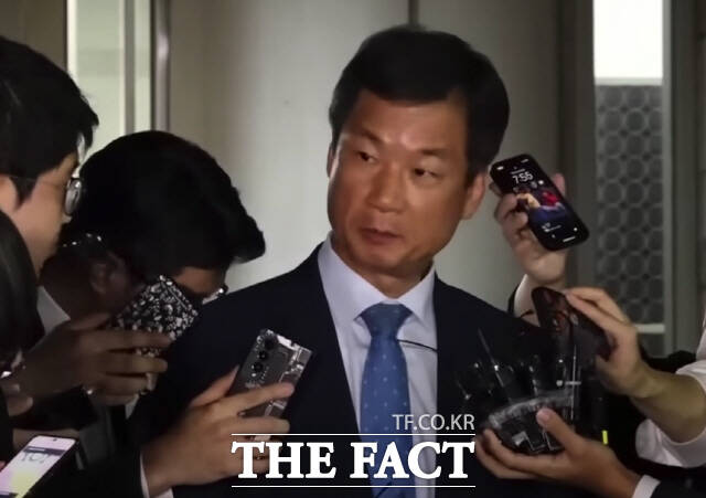 박균택 변호사(법무법인 광산)가 이재명 영장실질심사가 끝난 26일 밤 법원 출입구 앞에서 기자들의 질문에 답하고 있다./유튜브