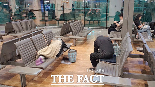 두 노숙인이 지난 19일 저녁 인천국제공항 제2터미널 지하 1층 휴식 공간에서 쉬고 있다. /인천국제공항=이덕인 기자