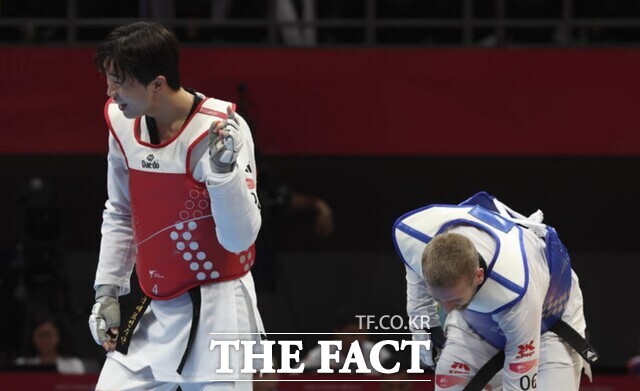 한국 남자 태권도 중량급 기대주 박우혁(왼쪽)이 첫 출전한 아시안게임에서 금메달을 획득했다. /뉴시스