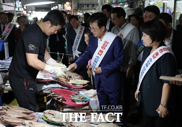 김태흠 충남지사가 27일 서산과 부여 전통시장을 방문해 수산물 소비를 촉진했다. / 충남도