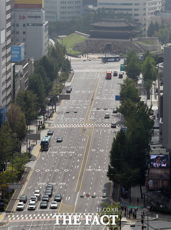 6일의 황금 추석 연휴 첫날인 28일 오후 서울 중구 숭례문 앞 도로가 한산한 모습을 보이고 있다. /이새롬 기자