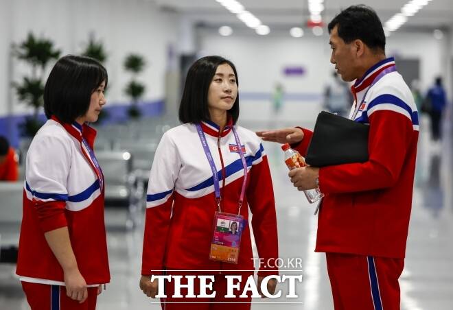 북한은 28일 중국 항저우의 푸양 인후 스포츠센터에서 열린 대회 사격 여자 러닝타깃 단체전에서 백옥심, 방명향, 리지혜의 점수 합계 1655점을 기록, 1위에 올랐다. /뉴시스