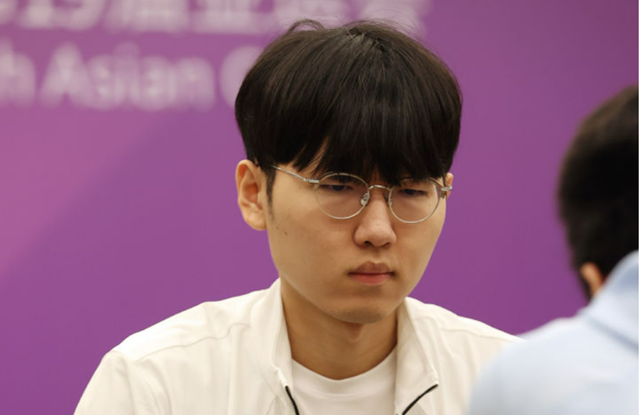 28일 중국 항저우 기원에서 열린 2022 항저우 아시안게임 바둑 남자 개인 준결승전에서 한국 신진서가 대만 쉬하오훙과 대국을 하는 모습. /뉴시스