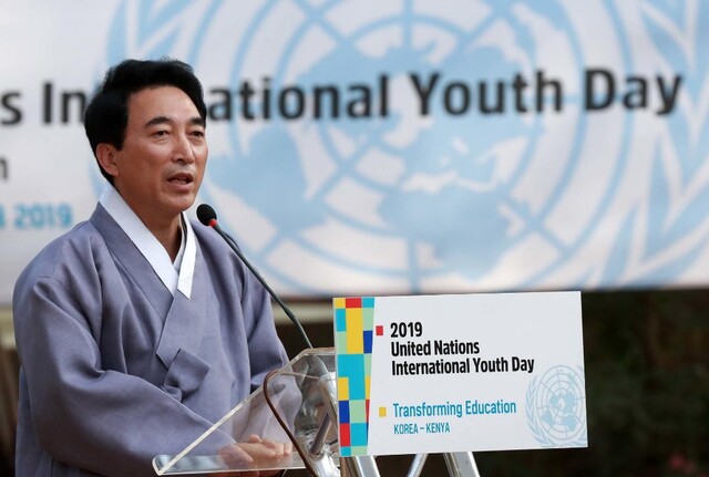 박 전 수석은 2020년 1월 11일 출판기념회를 개최할 당시 한국위 회장이었다. 박 전 수석이 선거를 앞둔 상황에서 정치적 목적을 위해 한국위를 개인적으로 이용한 것 아니냐는 의혹이 제기된다. 사진은 박 전 수석이 한국위 회장이었을 때 UN International Youth Day 행사에 참여한 모습. /한국위 누리집 갈무리