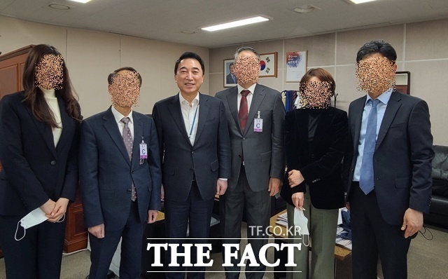 박수현 전 수석(가운데)은 지난해 2월 23일 현직이었을 당시 한국위 관계자, 모 건설회사 계열사 사장 등을 청와대에서 만난 것으로 확인됐다. /제보자 제공