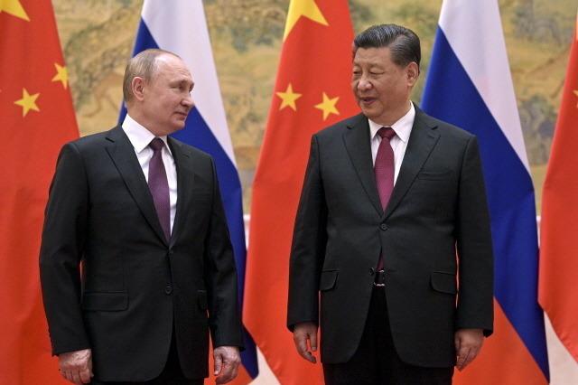 블라디미르 푸틴 러시아 대통령이 다음 달 중국 방문에서 시진핑 중국 국가주석과 만나 중요한 전략적 문제를 논의할 것이라고 중국 측이 밝혔다. 사진은 지난해 9월 사마르칸트에서 열린 상하이협력기구(SCO) 정상회의에서 양자 정상회담을 가진 블라디미르 푸틴 러시아 대통령(오른쪽)과 시진핑 주석. /AP·뉴시스