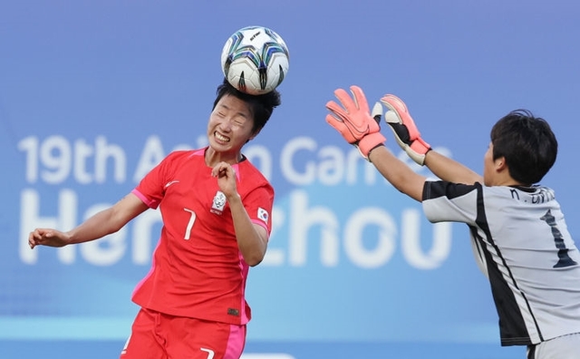 30일 중국 윈저우 스포츠센터 스타디움에서 항저우 아시안게임 여자 축구 8강전이 열린 가운데 전반전 한국 손화연이 헤딩슛을 시도하고 있다. /윈저우=뉴시스