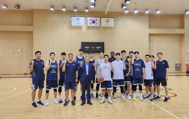 한국 남자 농구 대표팀이 30일 열린 항저우 아시안게임 농구 남자 조별리그 D조 3차전 경기에서 일본에게 77-83으로 패했다. /KBL