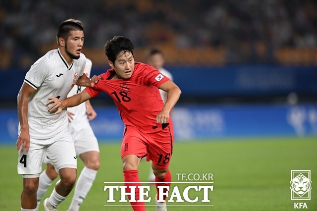 한 차원 높은 아트 축구를 펼쳐 보이고 있는 한국의 이강인./진화=KFA