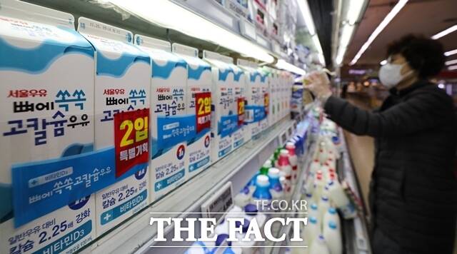 우유 원유 가격 인상 여파로 1일부터 흰 우유 등 유제품 가격이 일제히 오른다. /뉴시스