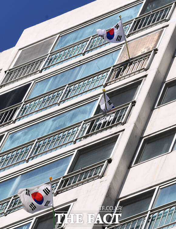 제75주년 국군의 날인 1일 오후 서울 도봉구의 한 아파트에 태극기가 걸려 있다. /이새롬 기자