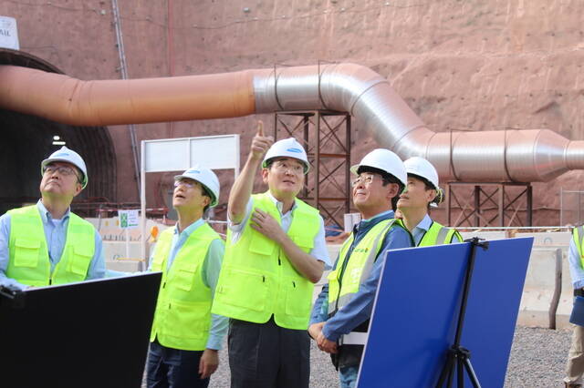 이재용 삼성전자 회장이 1일 사우디아라비에서 신도시 네옴(NEOM)의 지하 터널 공사 현장을 점검하고 있다. /삼성전자