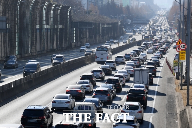 한국도로공사에 따르면 2일 고속도로 교통량은 484만 대로 예상된다. /더팩트 DB