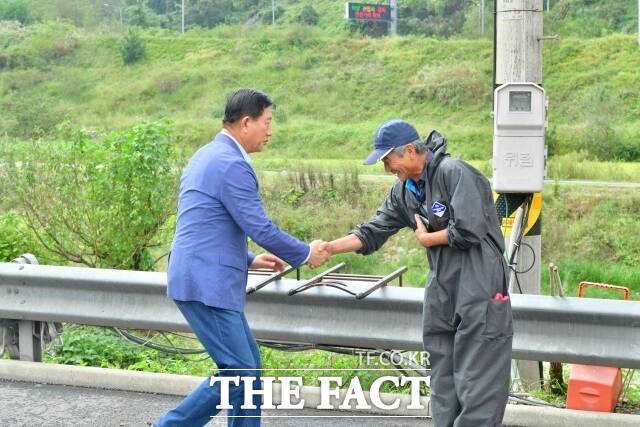 김한종 장성군수가 추석 연휴에도 군민을 위해 현장을 지키고 있는 근로자, 교통 종사자들에게 감사 인사를 전했다./장성군