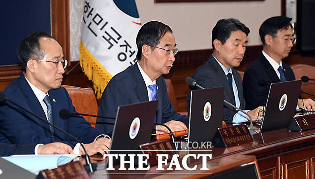 한덕수 국무총리(왼쪽 두번째)가 4일 오전 서울 종로구 정부서울청사에서 열린 국무회의에 참석해 모두발언을 하고 있다./임영무 기자