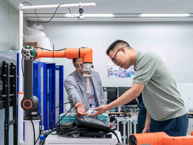 한화의 로봇 전문 기업 한화로보틱스가 4일 공식 출범했다. 사진은 김동선 한화로보틱스 전략 담당 임원(오른쪽)이 지난달 판교 한화미래기술연구소에 방문해 협동로봇 성능을 점검하는 모습. /한화로보틱스