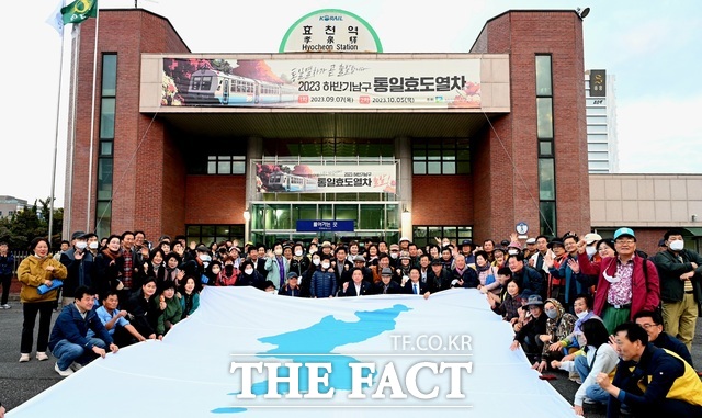 광주 남구는 올해 전국 최초로 한반도 평화‧통일의 염원을 실은 통일 열차 운행하고 있다. 사진은 지난달 남구 효천역에서 통일 열차 출발 전 탑승객들이 기념 사진을 찍는 모습./더팩트db