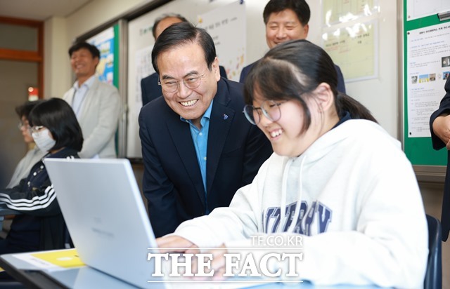 5일 서거석 전북교육감이 전주우림중학교에서 학생 교육용 최신 노트북 전달식을 가졌다. /전북교육청