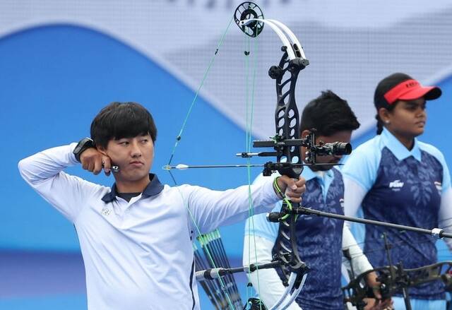 5일 중국 항저우 푸양 인후 스포츠센터에서 열린 2022 항저우 아시안게임 컴파운드 남자 단체전 준결승전에 출전한 주재훈, 양재원, 김종호가 말레이시아를 꺾고 승리했다. /항저우=뉴시스