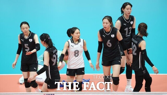 한국 여자 배구대표팀이 2022 항저우 아시안게임에서 북한을 상대로 역전승을 거두며 메달권 탈락의 아쉬움을 달랬다. 사진은 지난 4일 여자배구 8강 라운드 E조 첫 경기 한국 대 중국 경기에 출전한 한국 대표팀의 모습./뉴시스