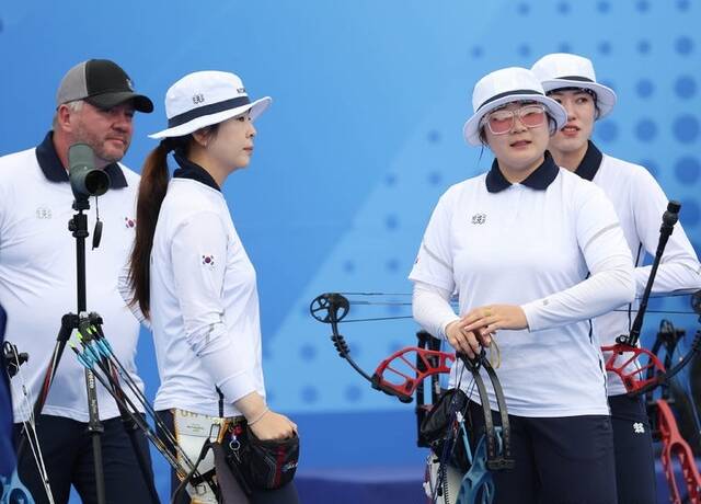 5일 중국 항저우 푸양 인후 스포츠센터에서 열린 2022 항저우 아시안게임 양궁 여자 컴파운드 단체 3위 결정전에서 소채원, 오유현, 조수아가 인도네시아를 꺾고 동메달을 획득했다. /항저우=뉴시스