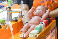  아기 목욕 용품 시연하는 부스 [포토]