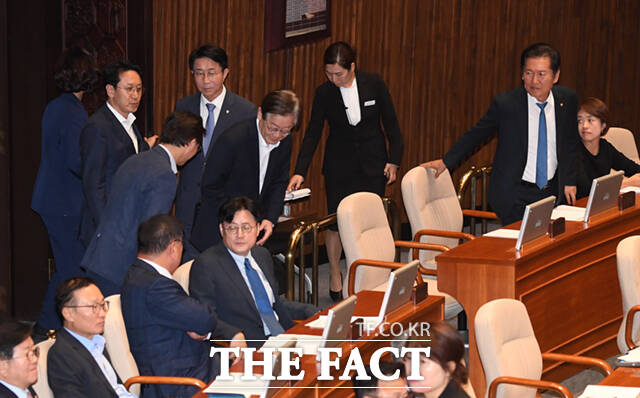 이재명 더불어민주당 대표가 6일 오후 서울 여의도 국회 본회의장에 들어서고 있다.